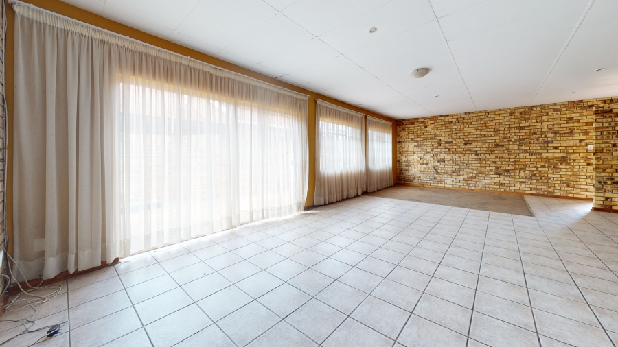 6 Bedroom Property for Sale in Kannoniers Park North West